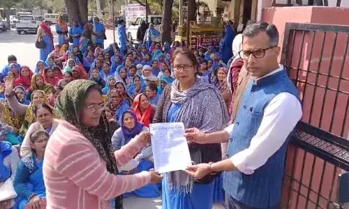 आशा सहयोगिनियों ने अपनी लंबित मांगों के समाधान की मांग उठाई