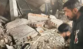 कोटा इंद्र विहार में तीन मंजिला बिल्डिंग गिरने से मलबे में फंसे कई लोग