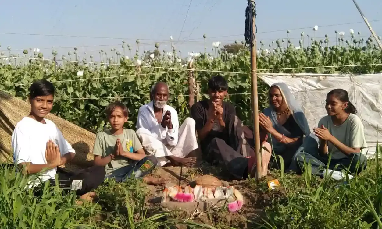 अफीम के खेत की मेड पर माताजी की स्थापना