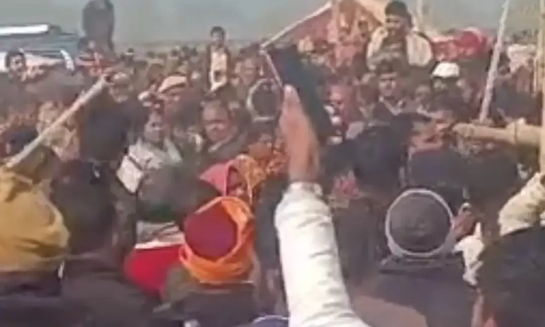 अनिरुद्धाचार्य की कथा में मची अफरातफरी, रेलिंग टूटी ,महिलाएं घायल