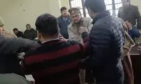 पुलिस के डर और दबंगों के दबाव में युवक ने किया आत्मदाह का प्रयास