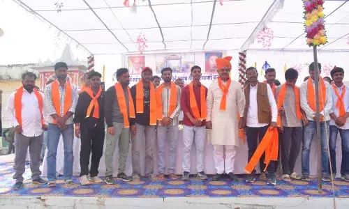 पूर्व सरपंच चारण दंपति की पुण्य स्मृति में नवनिर्मित विद्यालय द्वार का उदयलाल आंजना ने किया लोकार्पण