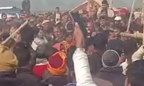 अनिरुद्धाचार्य की कथा में मची अफरातफरी, रेलिंग टूटी ,महिलाएं घायल