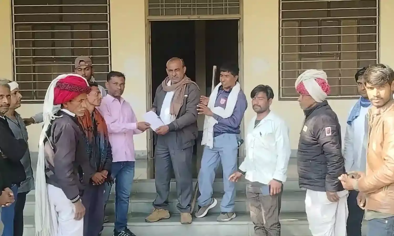 पथवारी की भूमि से अतिक्रमण हटाने की मांग, नायब तहसीलदार को सौंपा ज्ञापन