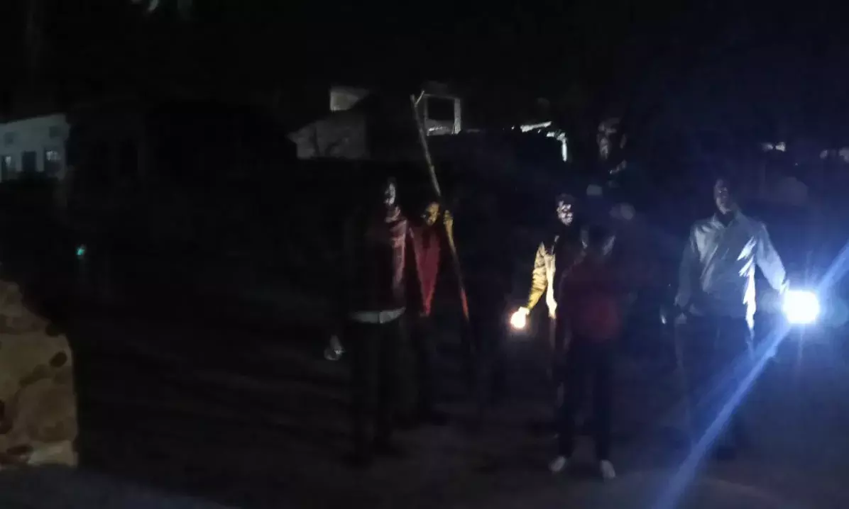 रोड लाइट नहीं होने के कारण मंडोल गांव बना चोरों का आसान निशाना, रात में मचा हड़कंप