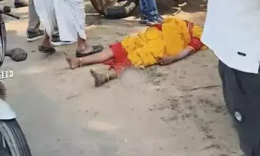 डिवाइडर से टकराई बाइक; मां, बेटे-बहू की मौत