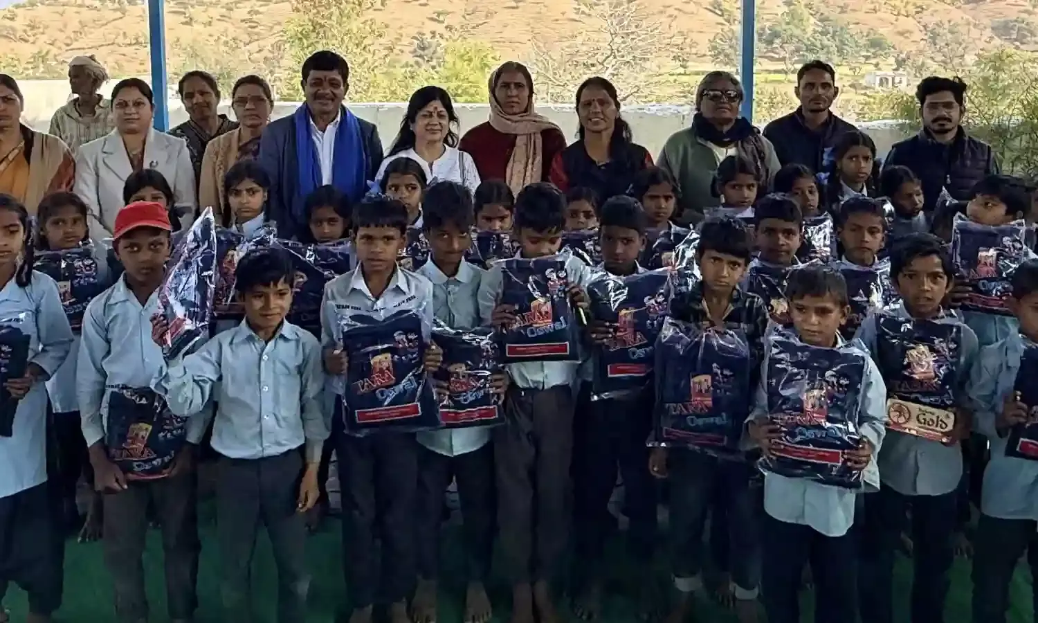 पिपलवास उच्च माध्यमिक विद्यालय में 250 से अधिक स्वेटर वितरण