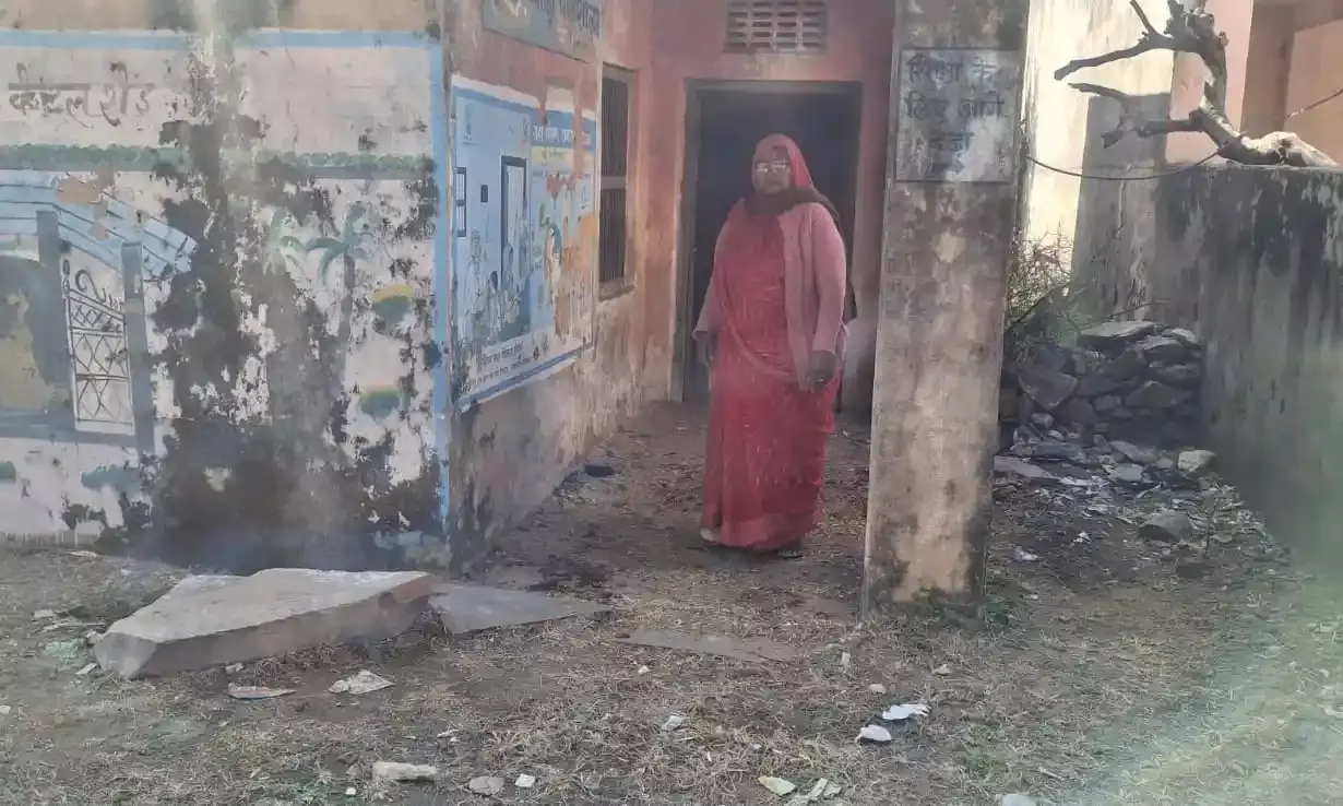 खस्ताहाल आंगनवाड़ी बनी मौत का जाल! प्रशासन की नींद कब खुलेगी?