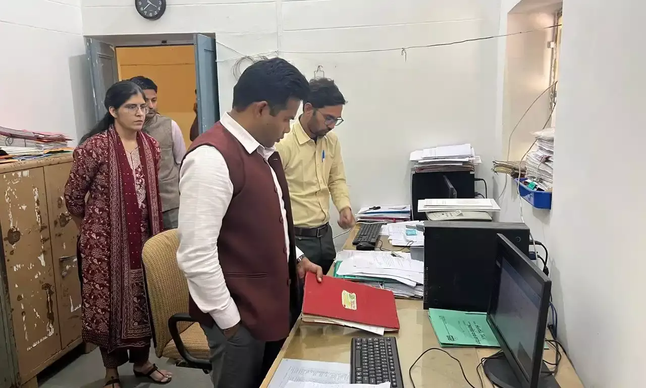 जिला कलक्टर ने किया रावतभाटा उपखण्ड कार्यालय का निरीक्षण