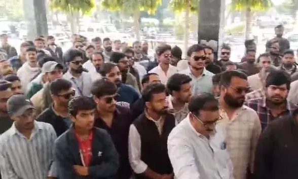 व्यापारियों ने कलेक्‍ट्रेट पर क‍िया प्रदर्शन, सौंपा ज्ञापन