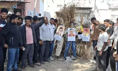 जैतपुरा गांव में पंचायत पुनर्गठन के विरोध में ग्रामीणों ने मुख्यमंत्री और सांसद के फूंके पुतले