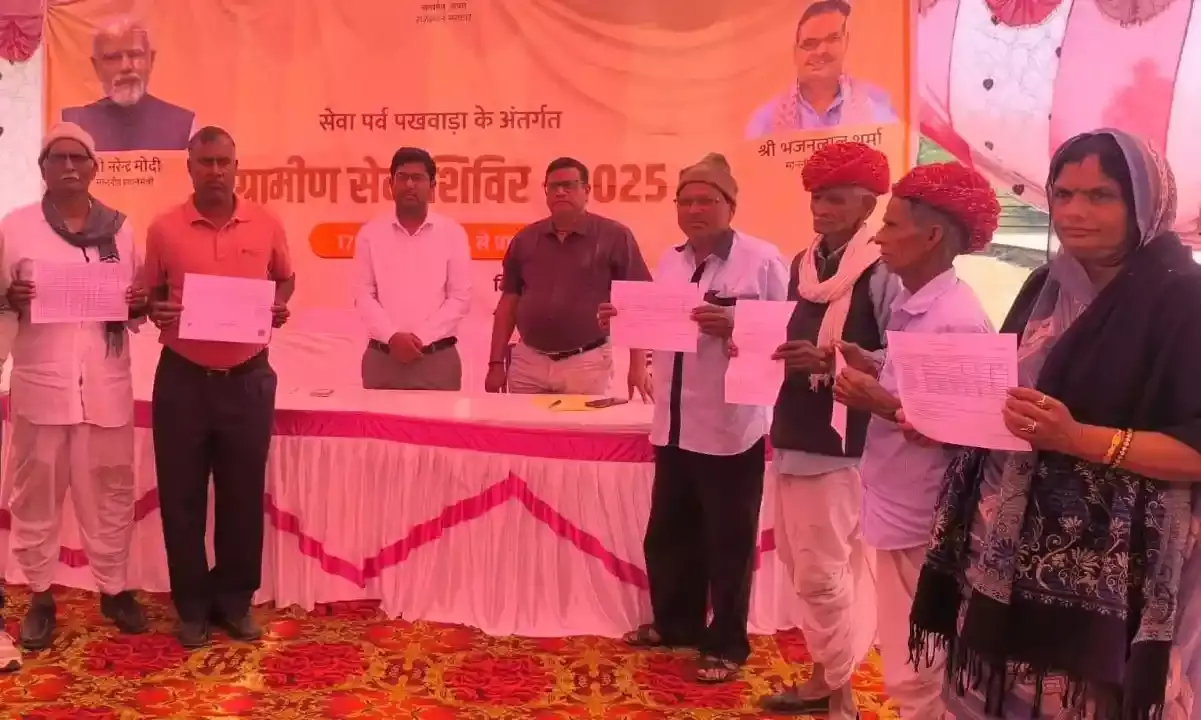 खेती करते हुए बुझ गया 22 साल का ‘चिराग‘, पिता को सौंपा दो लाख रूपये का चेक