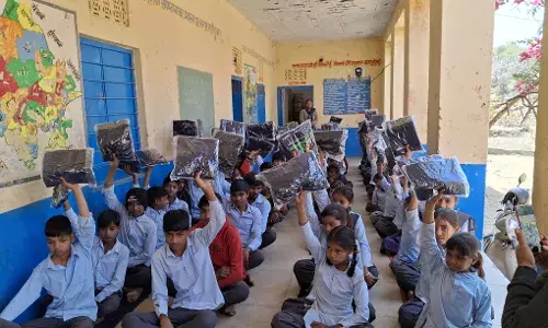 भारतीय जीवन बीमा निगम के अभिकर्ता द्वारा स्वेटर वितरण