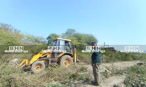 यूआईटी की लापरवाही से बढ़ा खतरा, झाड़ियों में पनपे विषैले जीव, समाजसेवी ने जेसीबी से करवाई सफाई