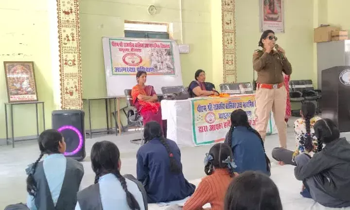 पीएम श्री राजकीय बालिका विद्यालय बापू नगर में आत्मरक्षा प्रशिक्षण