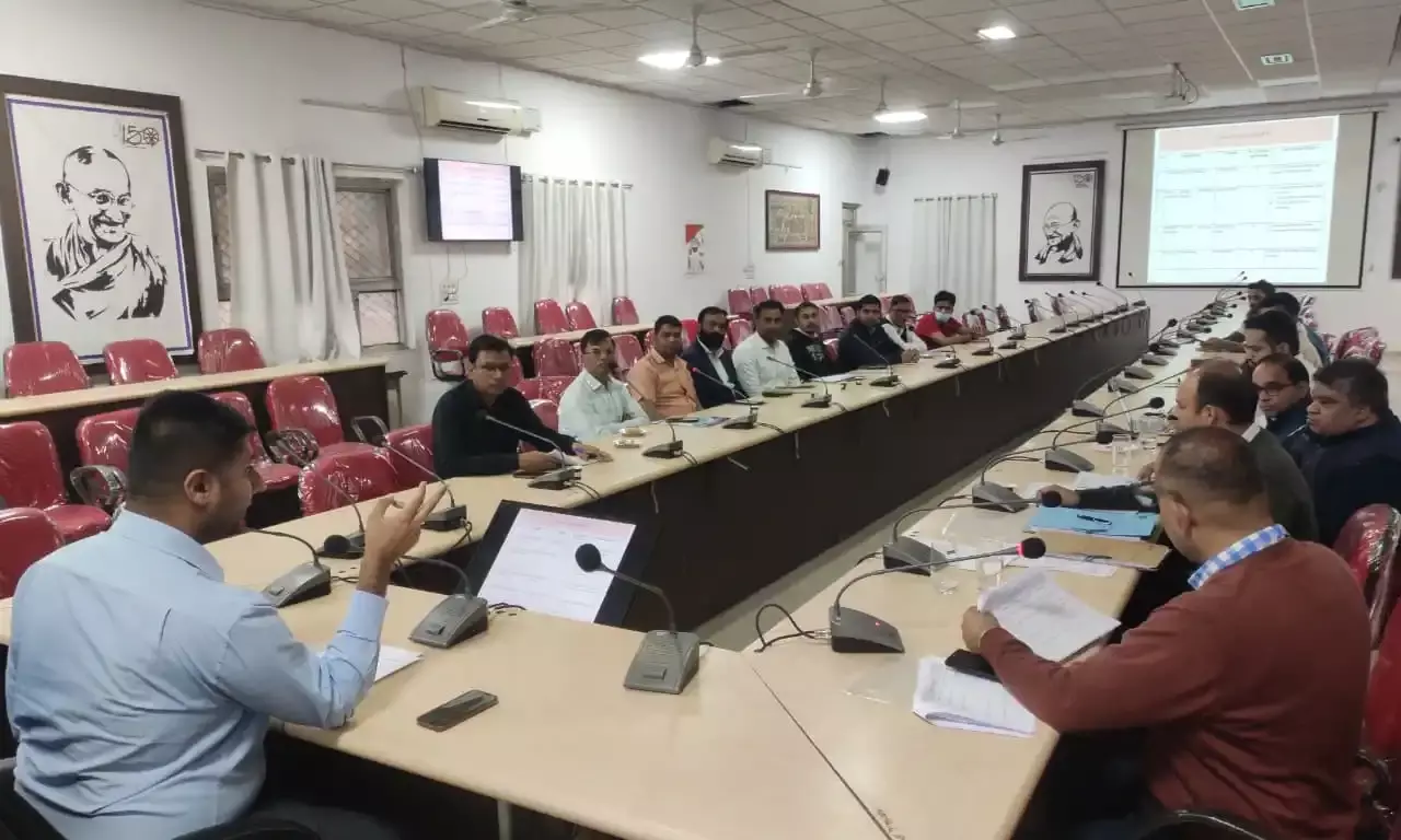 कलेक्ट्रेट सभागार में जिला परिवेदना निस्तारण समिति की बैठक आयोजित