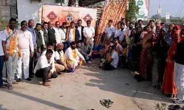 पैदल निशान यात्रा का पुष्प वर्षा से स्वागत