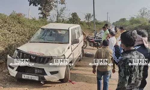सरकारी गाड़ी पलटने से कोटड़ी उपखंड अधिकारी घायल, टायर फटने से हुआ हादसा