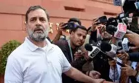 अविश्वास प्रस्ताव नोटिस पर राहुल गांधी ने ही नहीं किए हस्ताक्षर, पार्टी ने बताई ये वजह अविश्वास प्रस्ताव नोटिस पर राहुल गांधी ने ही नहीं किए हस्ताक्षर, पार्टी ने बताई ये वजह