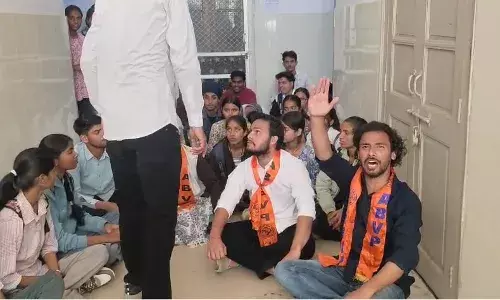 ABVP ने कॉलेज में किया प्रदर्शन, प्राचार्य के नाम सौंपा ज्ञापन