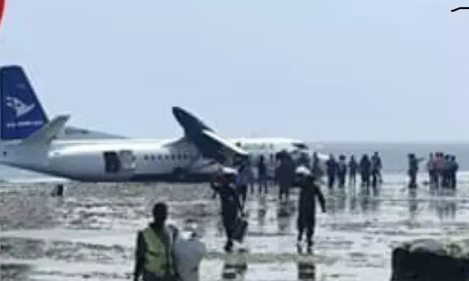 सोमालिया: रनवे से फिसलकर समुद्र तट पर गिरा यात्री विमान, 50 लोग थे सवार