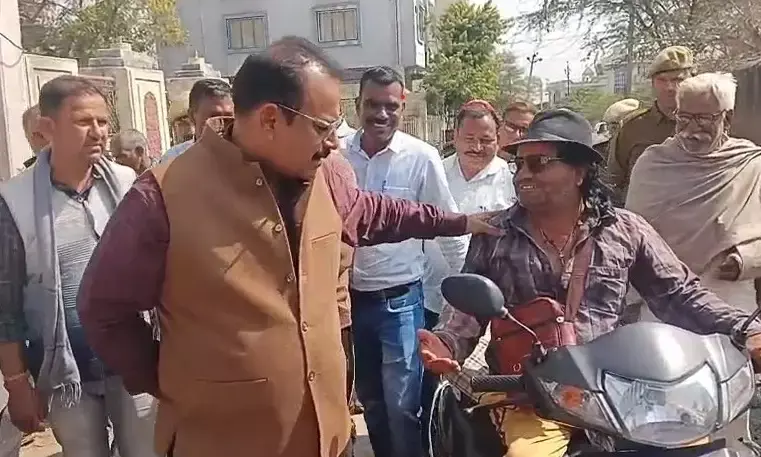 संवेदनशील कलक्टर पहुँचे घर-घर, सुनी हर पीड़ा