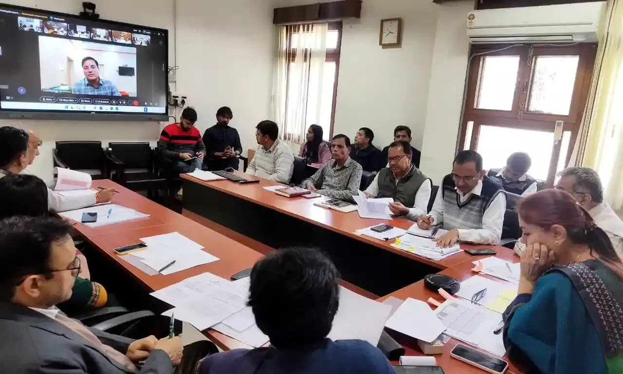 राजस्व अर्जन के लक्ष्य समय पर पूरे हों, संभागीय आयुक्त केवलरमानी ने दिए निर्देश