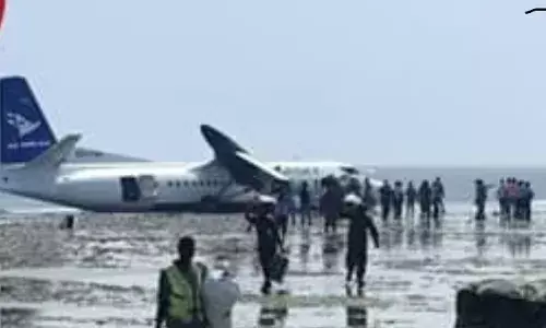 सोमालिया: रनवे से फिसलकर समुद्र तट पर गिरा यात्री विमान, 50 लोग थे सवार