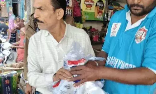 आसींद में प्रतिबंधित प्लास्टिक कैरी बैग पर पालिका की कार्रवाई