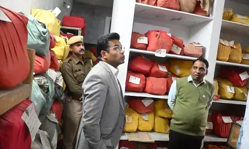 जिला कलक्टर ने कलेक्ट्रेट के रिकॉर्ड रूम व भू-अभिलेख अनुभाग का किया औचक निरीक्षण