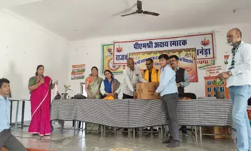 पीएम अक्षय स्मारक विद्यालय में व्यावसायिक शिक्षा के अंतर्गत छात्रों को वितरण किए किट पीएम अक्षय स्मारक विद्यालय में व्यावसायिक शिक्षा के अंतर्गत छात्रों को वितरण किए किट
