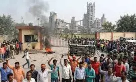 सीमेंट प्लांट में हंगामा, श्रमिकों का उग्र प्रदर्शन, सुपरवाइजर से कहासुनी के बाद तोड़फोड़ और मारपीट