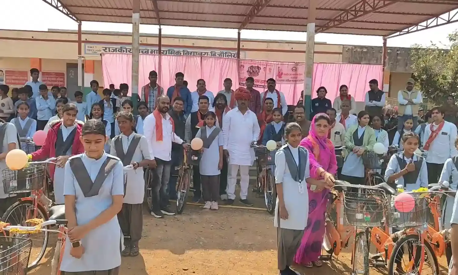 बाल‍िकाओं को साईकिल वितरीत