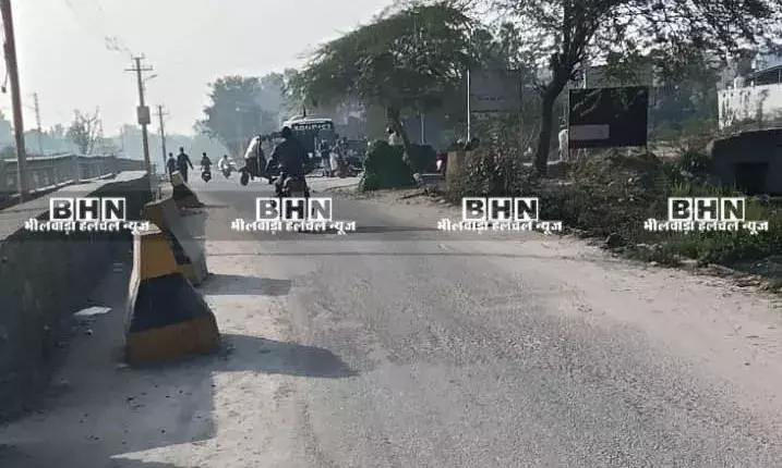 संतोष कॉलोनी में पुलिया पर रखे सीमेंट बैरिकेट बने परेशानी का कारण