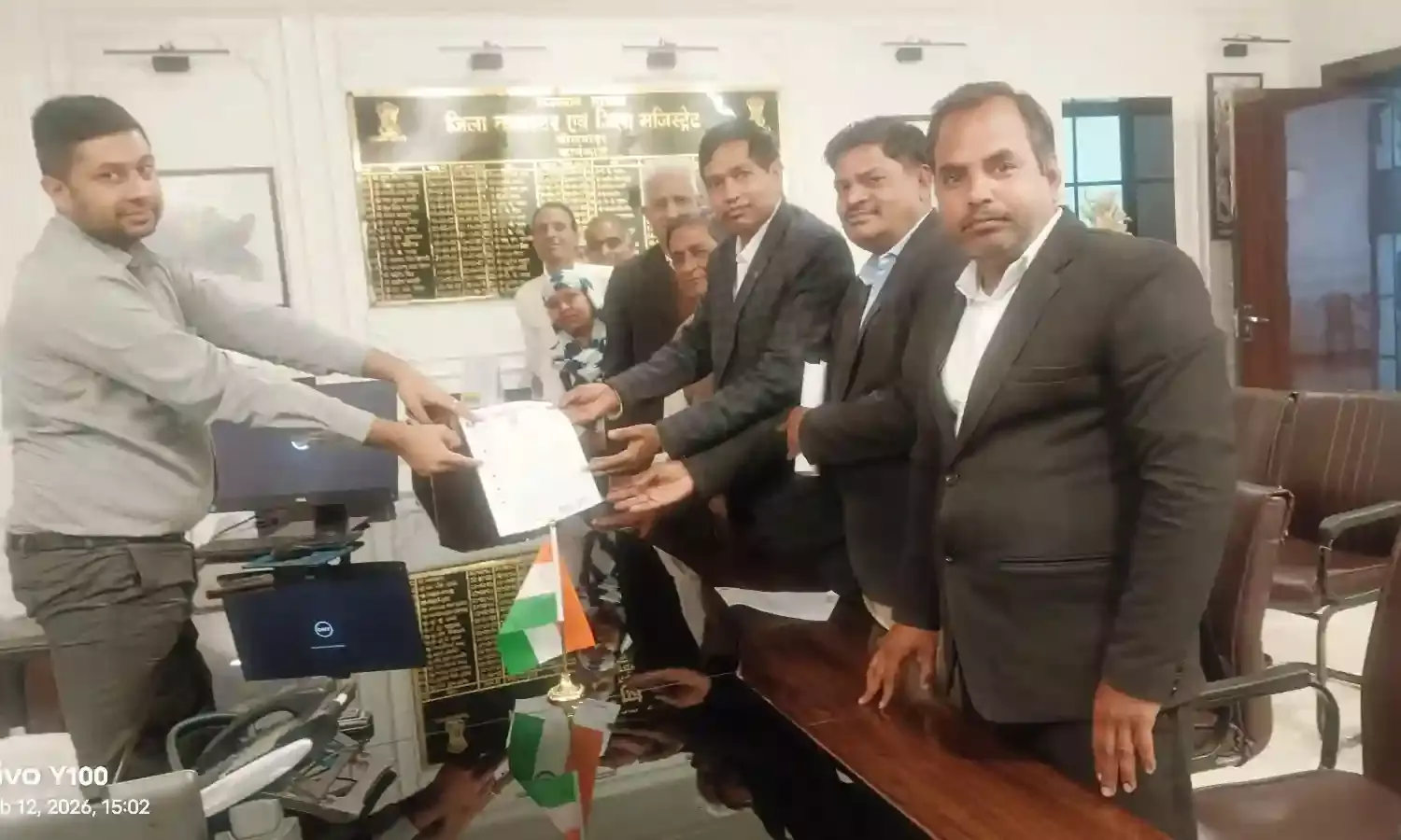 पत्थरगढ़ी से पूर्व सीमा ज्ञान के आदेश पर पुनर्विचार करने को लेकर कलेक्टर को सौपा ज्ञापन