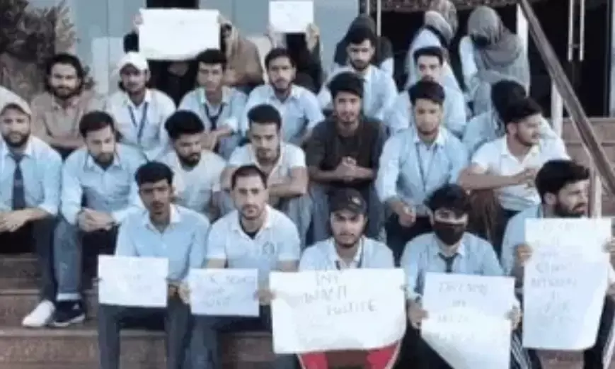 मेवाड़ यूनिवर्सिटी में भारी बवाल: 33 नर्सिंग स्टूडेंट्स सस्पेंड, डिग्री की मान्यता को लेकर कश्मीरी छात्रों का यूनिवर्सिटी गेट पर महापड़ाव