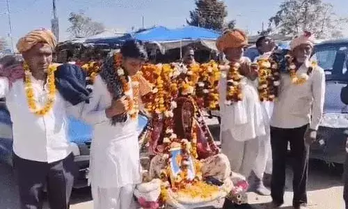 मां की इच्छा पूरी करने बेटों ने 15 किमी कावड़ में बैठाकर कराए मंदिर दर्शन