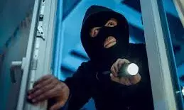 चोर मकान से उठा ले गये अलमारी, गहने चुराकर खेत में छोड़ी, दहशत में ग्रामीण