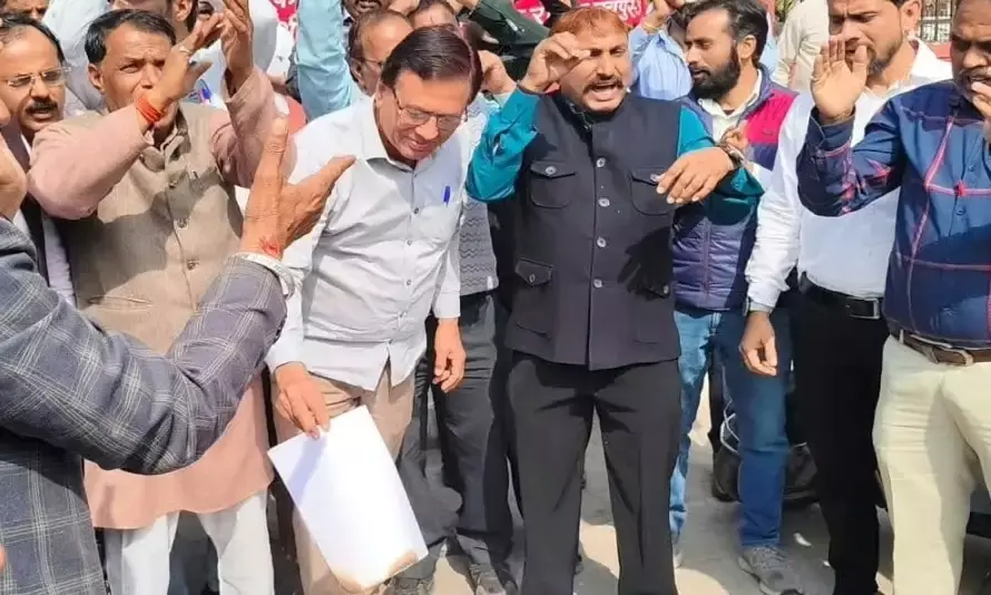 बजट से कर्मचारी वर्ग में भारी आक्रोश: बारां में जलाई गईं बजट की प्रतियां, महासंघ ने दी बड़े आंदोलन की चेतावनी