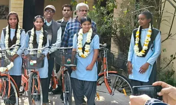 उदलियास विद्यालय में 27 बालिकाओं को साइकिल वितरण, शिक्षा को बताया विकास की कुंजी