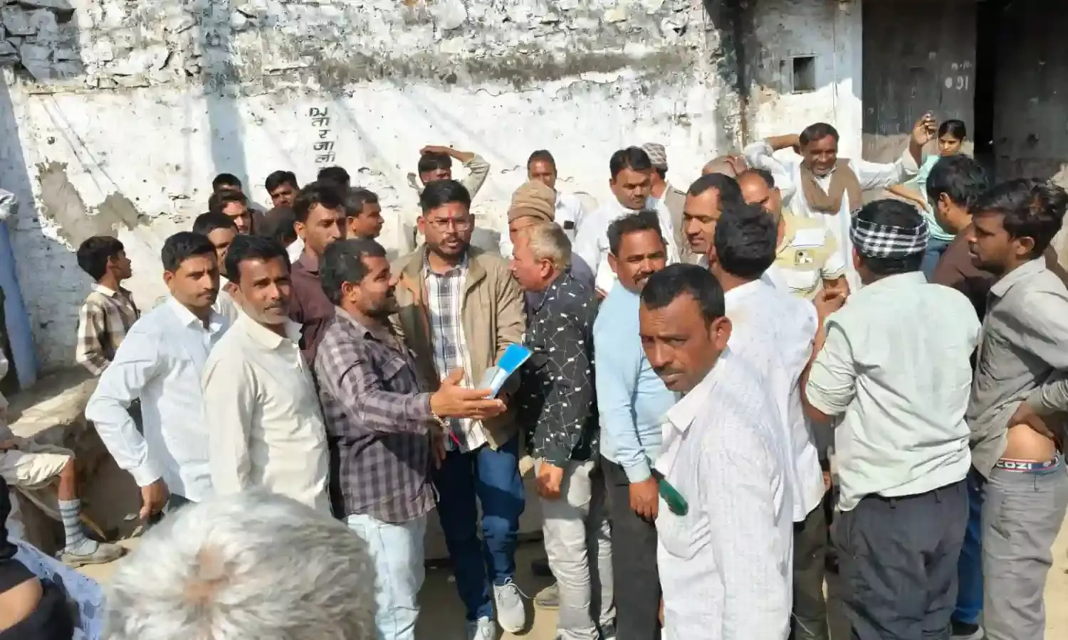 चीड खेड़ा में पानी संकट पर प्रशासन हरकत में, अधिकारियों के पहुंचते ही शुरू हुई जल सप्लाई