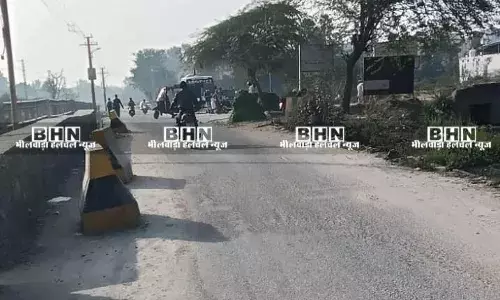 संतोष कॉलोनी में पुलिया पर रखे सीमेंट बैरिकेट बने परेशानी का कारण