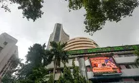 घरेलू बाजार में गिरावट, सेंसेक्स 421 अंक लुढ़का, निफ्टी 25900 से फिसला