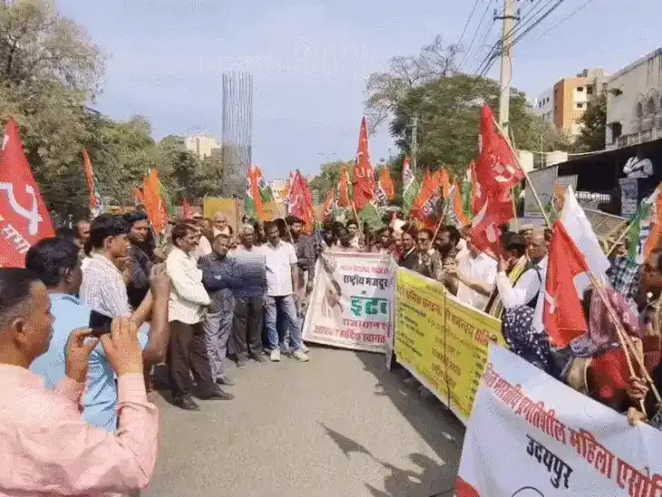 किसान-मजदूर संगठनों का उदयपुर में प्रदर्शन, राष्ट्रपति के नाम सौंपा ज्ञापन किसान-मजदूर संगठनों का उदयपुर में प्रदर्शन, राष्ट्रपति के नाम सौंपा ज्ञापन