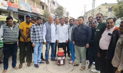 टूटी सड़क पर केक काटकर किया विरोध प्रदर्शन, जनप्रतिनिधि पर धन प्रतिनिधि ने लगाया आरोप