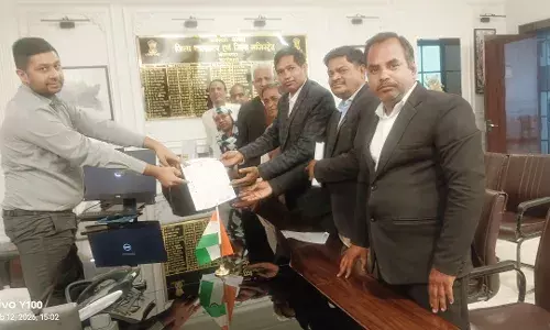 पत्थरगढ़ी से पूर्व सीमा ज्ञान के आदेश पर पुनर्विचार करने को लेकर कलेक्टर को सौपा ज्ञापन