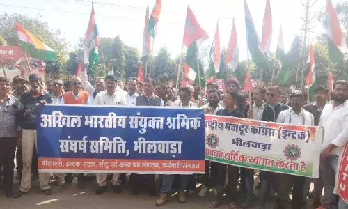 राष्ट्रव्यापी हड़ताल के दौरान इंटक के नेतृत्व में श्रमिकों की समस्याओं को लेकर जिला कलेक्टर को दिया ज्ञापन