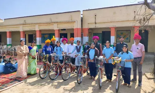 महुआ विद्यालय में 13 साइकिल वितरण