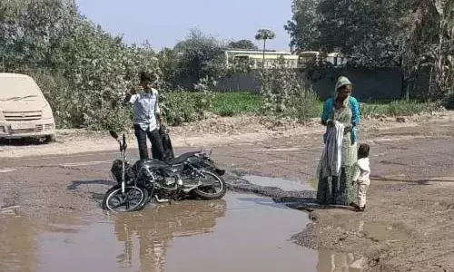 आसींद की सड़क बदहाल, 700 मीटर में हादसों का खतरा, बाइक सवार हो रहे है चौटिल आसींद की सड़क बदहाल, 700 मीटर में हादसों का खतरा, बाइक सवार हो रहे है चौटिल