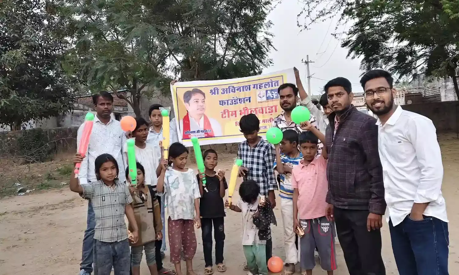 गहलोत फाउंडेशन द्वारा खेल सामग्री ओर अल्पाहार वितरण